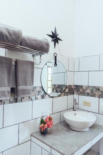 a bathroom with a sink and a mirror at La Prometida in Puerto Viejo