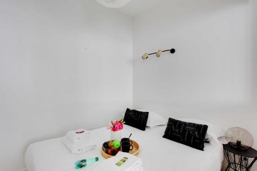 - un canapé blanc avec un bol de fruits dans l'établissement Accueillant et moderne - 2BR 4P - Sacré Coeur, à Paris