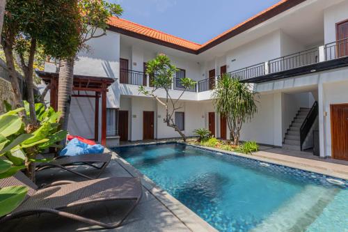 uma imagem de uma villa com piscina em The Baliem Hotel em Jimbaran