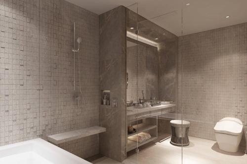y baño con bañera, lavabo y aseo. en Shanghai Marriott Hotel Pudong East en Shanghái
