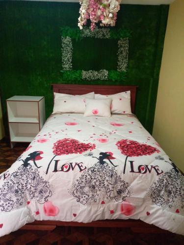 Un dormitorio con una cama con flores. en Locuras en el Cielo, en Baños