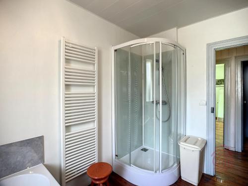 y baño con ducha y lavamanos. en Maison Lamalou-les-Bains, 4 pièces, 6 personnes - FR-1-451-45, en Lamalou-les-Bains