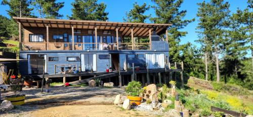 a house is being built on top of a hill at Maravillosas Vistas Boyeruca Lodge in Vichuquén