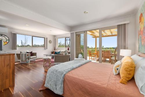 Ourania Luxury Villa with unforgettable sea views في راي: غرفة نوم بسرير كبير وغرفة معيشة
