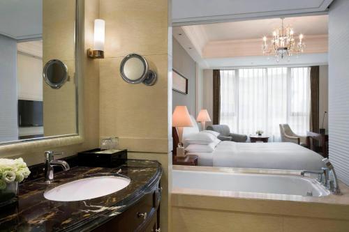 Postel nebo postele na pokoji v ubytování Courtyard by Marriott Shanghai Fengxian
