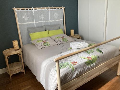1 dormitorio con 1 cama blanca con marco metálico en Gîte Sepmes, 4 pièces, 6 personnes - FR-1-381-552 en Sepmes
