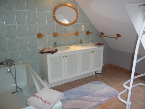 Kúpeľňa v ubytovaní Gîte Épieds-en-Beauce, 4 pièces, 5 personnes - FR-1-590-379