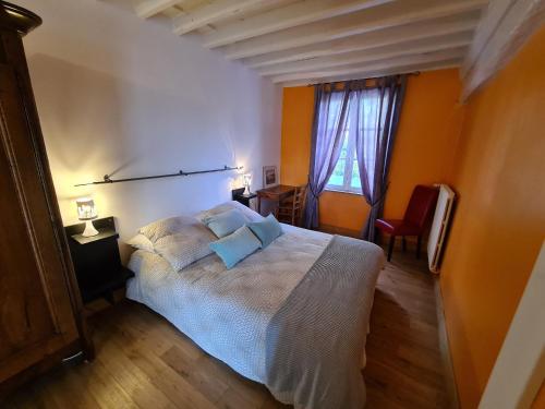 - une chambre avec un lit blanc et une fenêtre dans l'établissement Gîte La Ferté-Saint-Aubin, 5 pièces, 7 personnes - FR-1-590-397, à La Ferté-Saint-Aubin