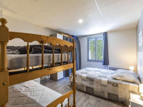 une chambre avec deux lits superposés et une fenêtre dans l'établissement Maison individuelle avec jardinet et salle de jeux - Cauterets - FR-1-401-271, à Cauterets