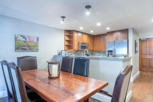 Η κουζίνα ή μικρή κουζίνα στο River Club 302 by Alpine Lodging Telluride