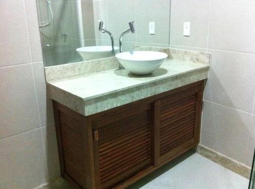 La salle de bains est pourvue d'un lavabo et d'un miroir. dans l'établissement Dream Away Pipa Residence, à Pipa