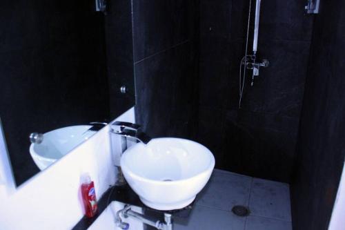 uma casa de banho com um lavatório branco e um espelho. em departamento Sofía em Jaluco