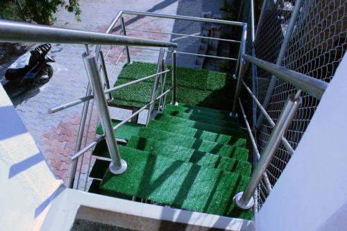 uma escada com degraus verdes e corrimão em departamento Sofía em Jaluco