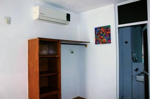 um quarto com uma estante de livros e uma parede em departamento Sofía em Jaluco
