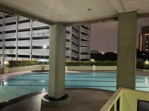 uitzicht op een zwembad in een gebouw bij Highlander Apartemen Rajawali in Jakarta