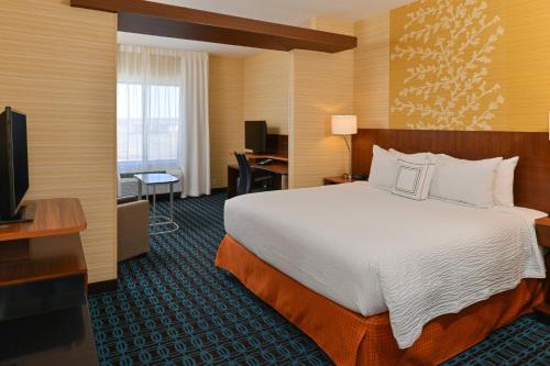 Habitación de hotel con cama y TV en Fairfield Inn & Suites by Marriott Gallup en Gallup