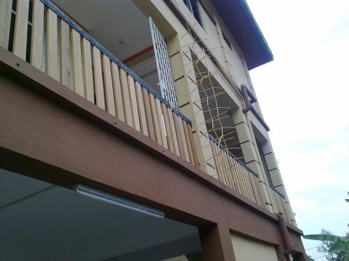 einen Balkon an der Seite eines Gebäudes in der Unterkunft ILHAMVILLA GUEST HOUSE Binjai Kubang Kerian 
