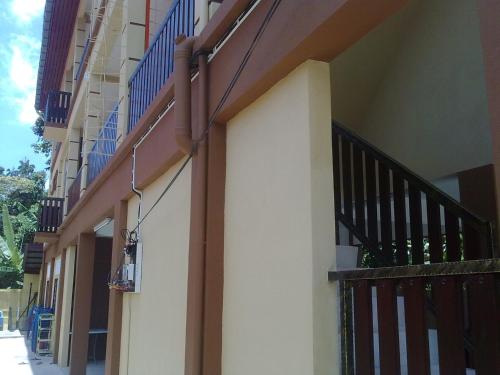 einen seitlichen Blick auf ein Gebäude mit einem Balkon in der Unterkunft ILHAMVILLA GUEST HOUSE Binjai Kubang Kerian 