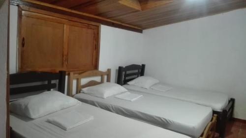 2 Betten nebeneinander in einem Zimmer in der Unterkunft Finca Turística El quinto Elemento in San Vicente de Chucurí