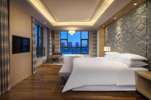 Postel nebo postele na pokoji v ubytování Four Points by Sheraton Hefei, Baohe