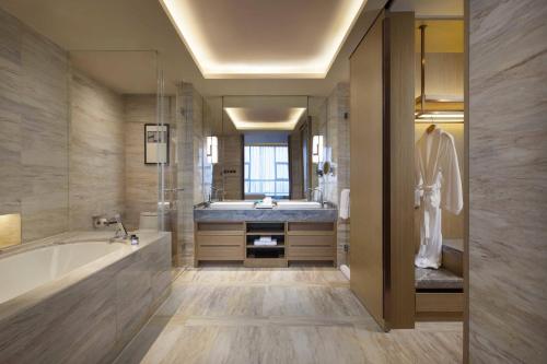 bagno con vasca e lavandino di Four Points by Sheraton Hefei, Baohe a Hefei