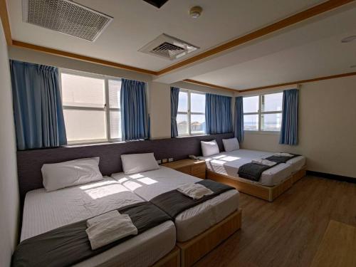 Un pat sau paturi într-o cameră la Longmen Seaview Resort Hotel
