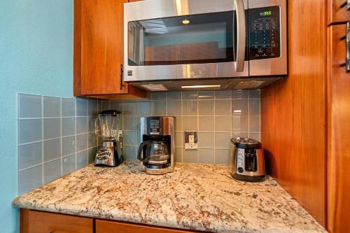 Una cocina o zona de cocina en Mahana 307 · MA 307 OceanFront Condo w Pool AC