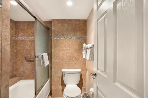Un baño de Mahana 307 · MA 307 OceanFront Condo w Pool AC