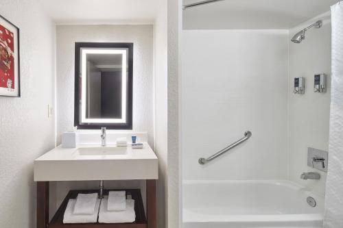 W łazience znajduje się umywalka i prysznic. w obiekcie Four Points by Sheraton Tallahassee Downtown w mieście Tallahassee