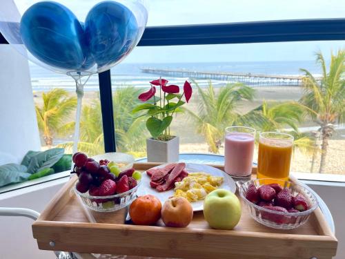 un vassoio di cibo su un tavolo con vista sulla spiaggia di ADDA Pacasmayo a Pacasmayo