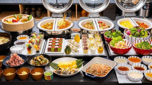 ein Buffet mit vielen verschiedenen Speisen auf dem Tisch in der Unterkunft Shizutetsu Hotel Prezio Osaka Shinsaibashi in Osaka