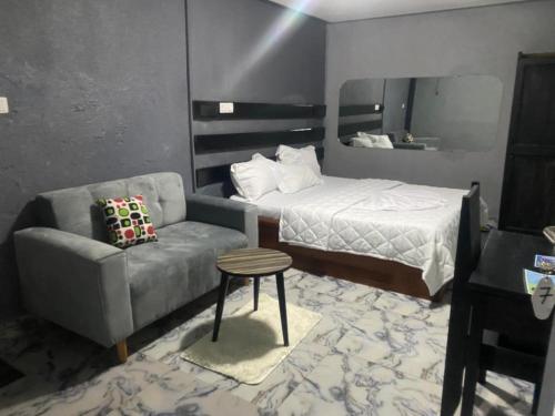 Un pat sau paturi într-o cameră la Sunrise Center Bonapriso