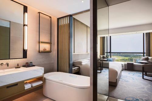 uma casa de banho com um lavatório e um WC num quarto em Suzhou Marriott Hotel Taihu Lake em Suzhou