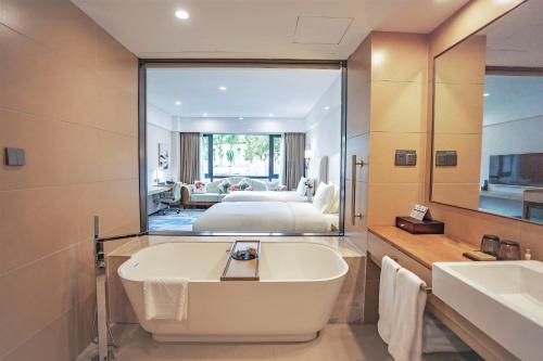 Ein Bett oder Betten in einem Zimmer der Unterkunft Hilton Lijiang