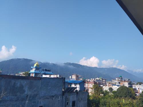 uma vista para uma cidade com montanhas ao fundo em Namaste Stay Apartment em Pokhara