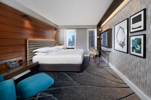 En eller flere senge i et værelse på Hilton Sydney
