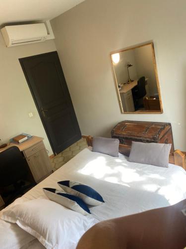 1 Schlafzimmer mit 2 Betten und einem großen Spiegel in der Unterkunft Villa Marie Cap Corse sentier douaniers in Centuri
