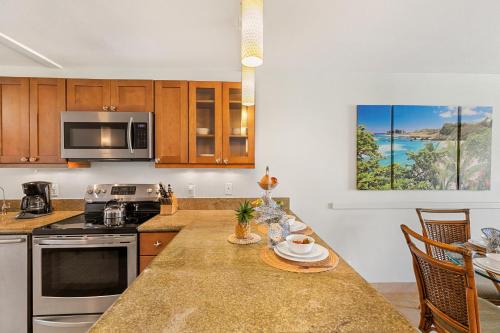 Η κουζίνα ή μικρή κουζίνα στο Keawakapu 208 · KKP 208 Renovated Condo w AC Near Beach Shops