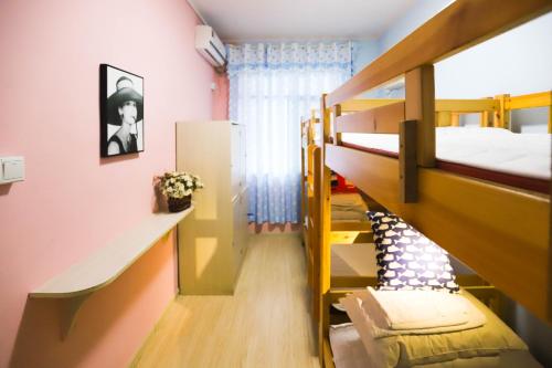 a room with two bunk beds and a staircase at Changsha Fuxiangyuan International Hostel in Changsha