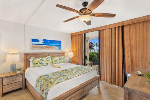 um quarto com uma cama e uma ventoinha de tecto em Kihei Alii Kai A101 em Kihei