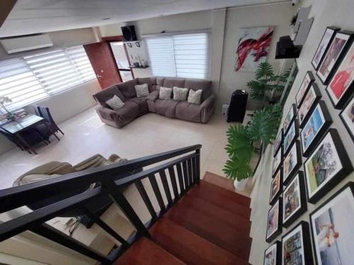 uma vista aérea de uma sala de estar com um sofá em Rs Motel em Mandaue City