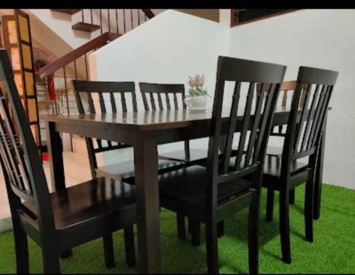 - une table à manger avec 4 chaises et une table avec un bol dans l'établissement PG56 Gurney Gleneagles Landed, à George Town