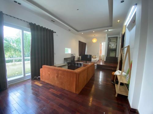 sala de estar con sofá y ventana grande en Oasis Appartment, en Hải Dương