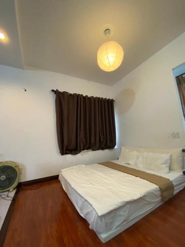 Un dormitorio con una cama grande y una ventana en Oasis Appartment, en Hải Dương