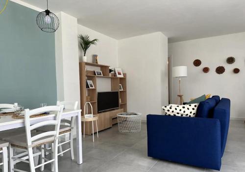 sala de estar con sofá azul y mesa en Casa Marzi, en Terracina