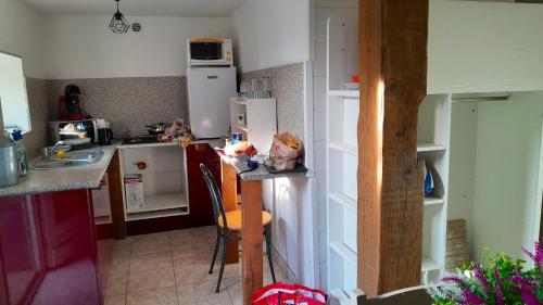 Een keuken of kitchenette bij Studio avec piscine privee spa et jardin clos a Vassens
