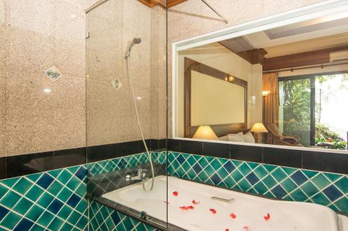 uma casa de banho com uma banheira e um espelho. em Sea View Koh Chang em Ko Chang