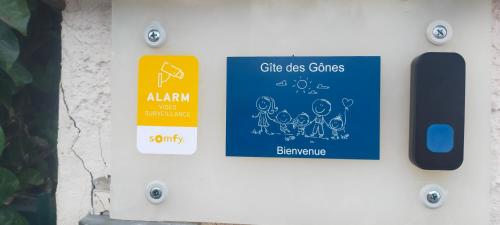 two signs on a wall with a computer mouse at Gîte climatisé à 15 min de Lyon avec jardin privé in Feyzin