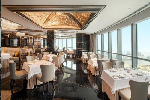 Un restaurante u otro lugar para comer en The St. Regis Zhuhai