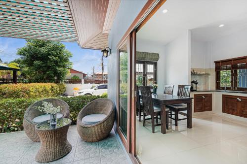 a kitchen and dining room with a table and chairs at MyVillage Lamai in Lamai